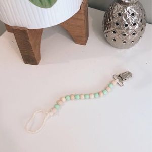 “mint” to be paci clip